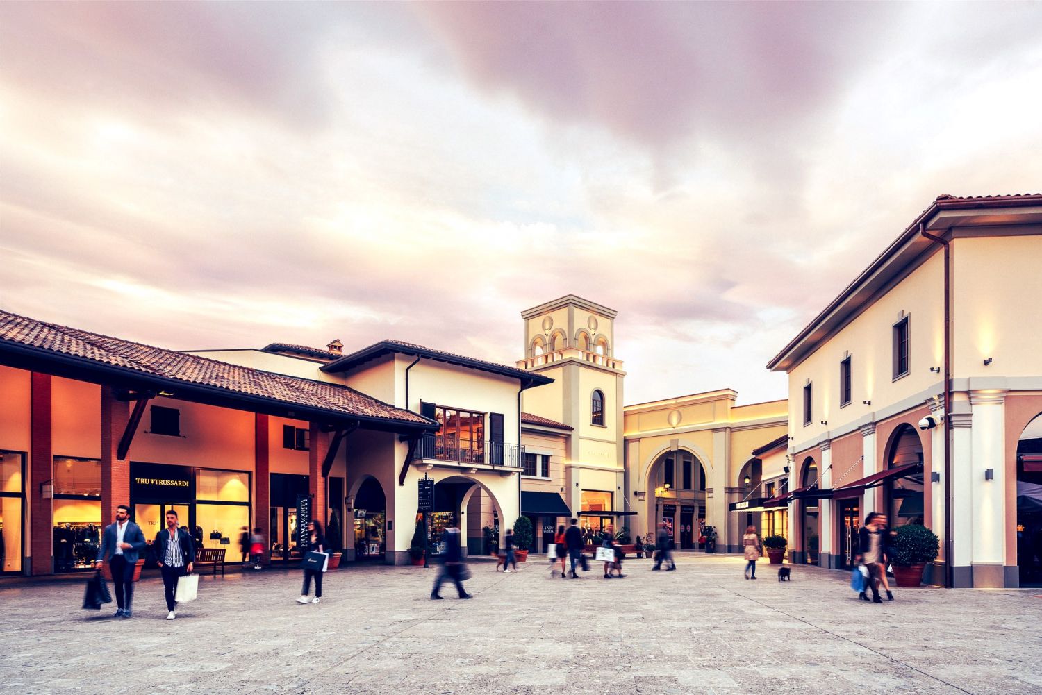 Аутлет это. Franciacorta Outlet Village. Франчакорта Милан. Бергамо Вилладж. Outlet Village Italy.