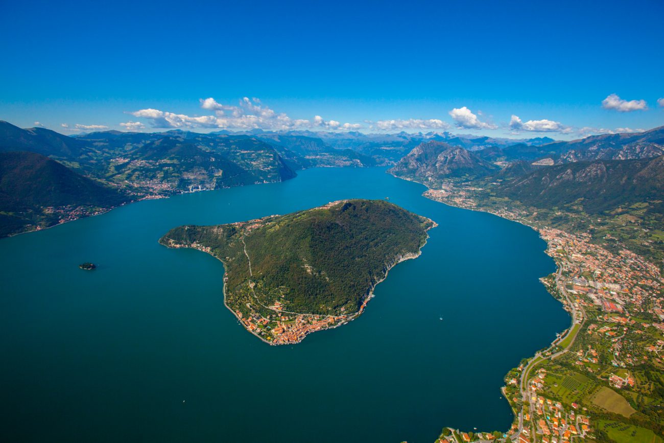 Immagine aerea panoramica del Lago d'Iseo con Monte Isola
