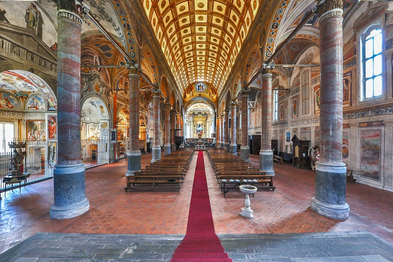 Immagine dell'interno della Basilica di S. Maria in Valvendra a Lovere